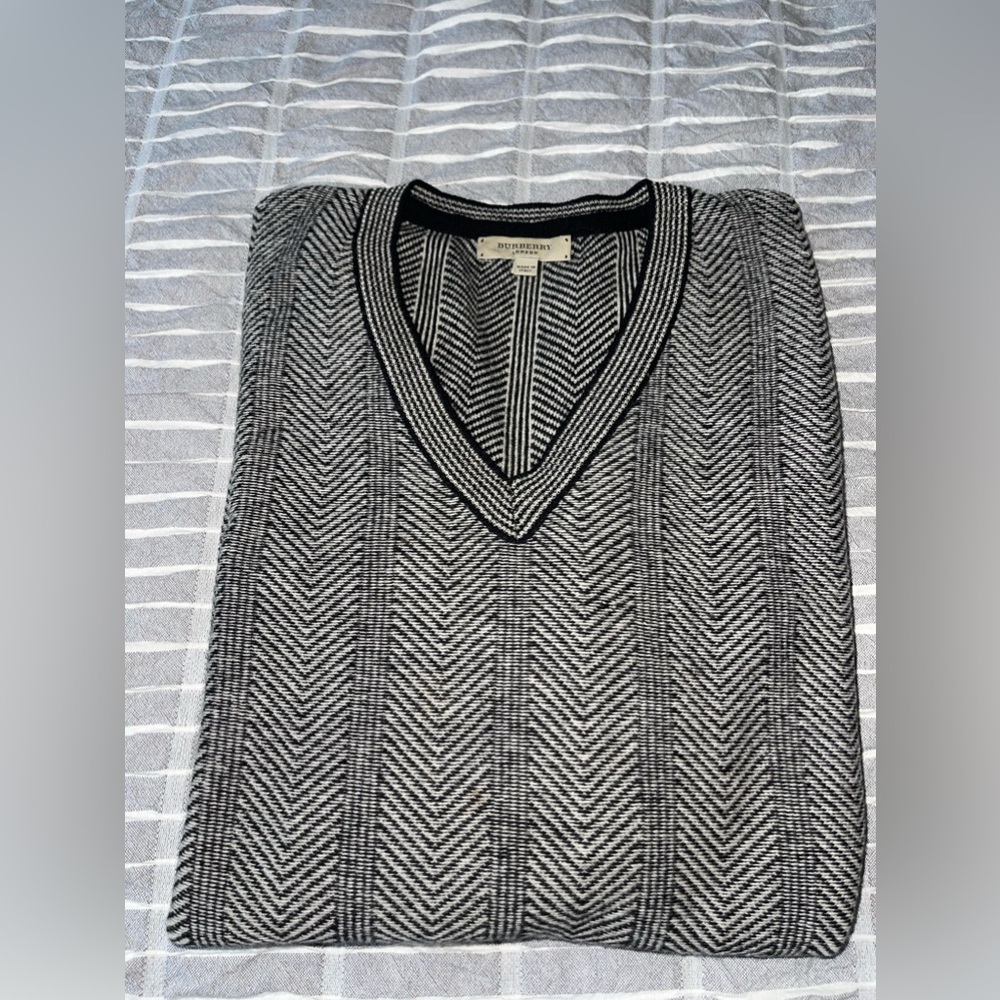 Men’s Burberry V Neck Merino Wool Herringbone Sweater Size Medium